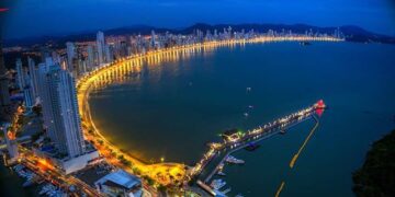 A cidade brasileira mais buscada para viagens em dezembro está revelada