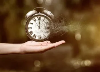 Esta adolescente pode revisitar todos os dias do seu passado, como uma viajante do tempo da vida real