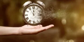 Esta adolescente pode revisitar todos os dias do seu passado, como uma viajante do tempo da vida real