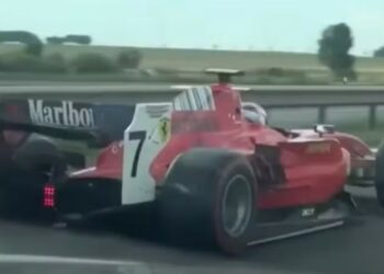 Polícia prende motorista misterioso que aterrorizava as ruas do país com carro proibido