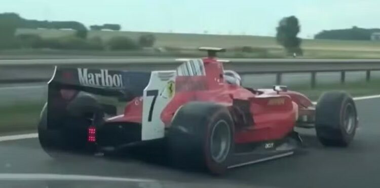 Polícia prende motorista misterioso que aterrorizava as ruas do país com carro proibido