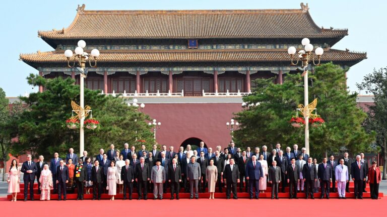 Dilma e Celso Amorim no desfile militar da China