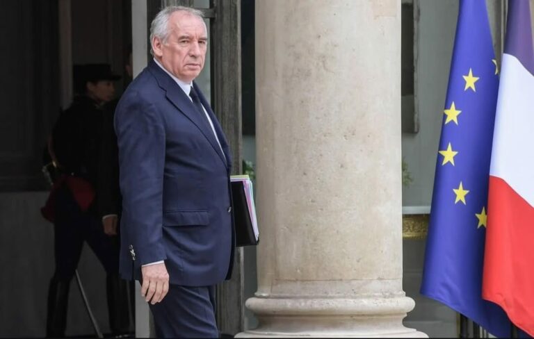 França à beira de mais um colapso governamental