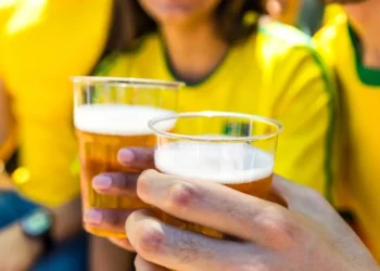 O erro que muita gente comete com bebidas alcoólicas no verão