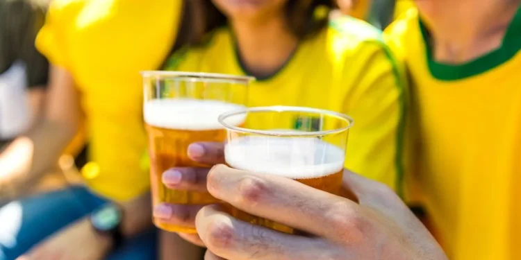 O erro que muita gente comete com bebidas alcoólicas no verão