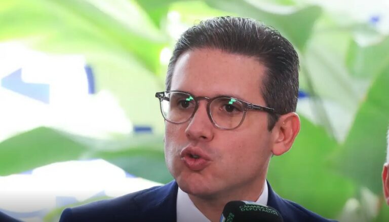 Ao agradar os dois lados, Hugo Motta trai a ambos
