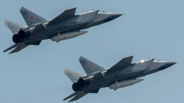 Rússia usa mísseis hipersônicos em manobra militar