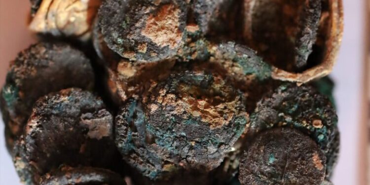 Tesouro de 1.900 anos é encontrado em casa incendiada de uma família