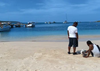 A pequena e paradisíaca ilha do Caribe que, por acaso, está faturando milhões