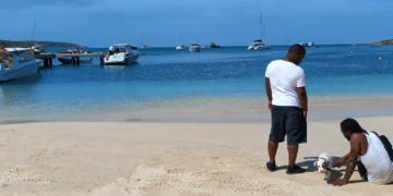 A pequena e paradisíaca ilha do Caribe que, por acaso, está faturando milhões