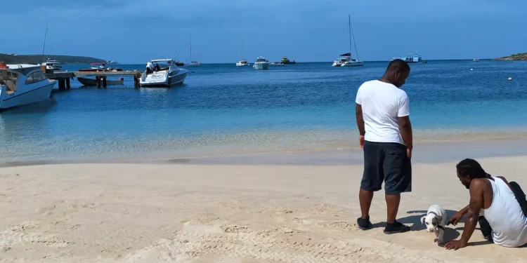 A pequena e paradisíaca ilha do Caribe que, por acaso, está faturando milhões
