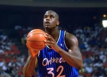 Shaquille O’Neal insistiu em comprar um Corvette Z06 no qual não cabia e fizeram um gigante sob medida para ele