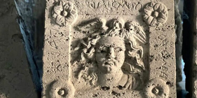 Arqueólogos descobrem urna da Medusa com 2.300 anos e inscrições raras