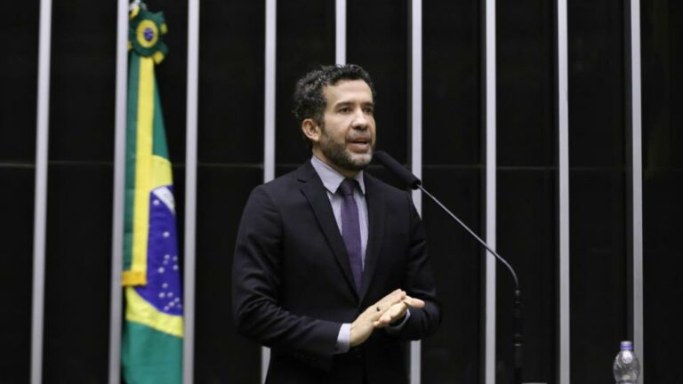 Processos que podem levar à cassação de Janones avançam no Conselho de Ética