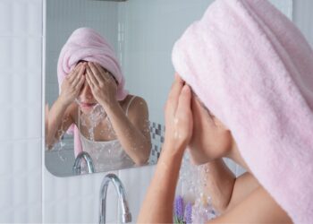 Com que frequência você deve lavar o rosto?