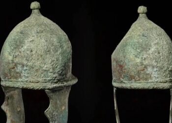 Relíquia perdida por séculos foi encontrada no fundo do mar Por que Mercúrio é o mais próximo? Vênus é frequentemente considerado o planeta "irmão" da Terra, uma ideia que é enganosa quando se leva em conta a dinâmica orbital. Vênus pode se afastar consideravelmente, enquanto Mercúrio, com sua órbita menor e mais rápida, mantém-se próximo à Terra durante longos períodos. Essa proximidade média ao longo do tempo coloca Mercúrio frequentemente em uma posição onde sua presença atua como uma "verdadeira constante" na órbita vizinha da Terra. Natureza multifacetada de Mercúrio Mercúrio é um planeta em constante transformação. Estudos recentes confirmam que o resfriamento do núcleo e manto do planeta resulta no encolhimento da crosta. Este fenômeno molda o terreno com falhas, escarpas e cristas. Com uma temperatura de até 430°C durante o dia e surpreendentes -180°C à noite, Mercúrio é um verdadeiro campo de testes para os cientistas que estudam sua geologia e comportamento térmico. Essas variações são consequência de uma atmosfera praticamente inexistente. Missões que desvendam mistérios Missões espaciais como a Mariner 10 e a MESSENGER revolucionaram nossa compreensão de Mercúrio. A Mariner 10 foi pioneira em fornecer imagens e dados sobre o planeta. Posteriormente, a MESSENGER, orbitando Mercúrio de 2011 a 2015, nos deu insights detalhados sobre sua composição e campo magnético. Estas missões foram cruciais para nosso entendimento de Mercúrio e continuam a inspirar futuras expedições. Mercúrio no contexto do Sistema Solar Dentro do Sistema Solar, Mercúrio faz parte do grupo de planetas rochosos. Junto com Vênus, Terra e Marte, eles são predominantemente compostos de metais e silicatos, em oposição aos gigantes gasosos mais distantes como Júpiter e Saturno. Esta característica singular entre os planetas interiores torna Mercúrio um foco de estudos constante para desvendar a evolução planetária. Compreender como Mercúrio interage com sua esfera mais ampla de influência oferece insights valiosos que desafiam percepções comuns sobre o cosmos. Conclusão