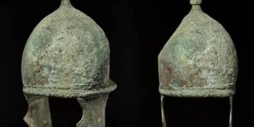 Relíquia perdida por séculos foi encontrada no fundo do mar Por que Mercúrio é o mais próximo? Vênus é frequentemente considerado o planeta "irmão" da Terra, uma ideia que é enganosa quando se leva em conta a dinâmica orbital. Vênus pode se afastar consideravelmente, enquanto Mercúrio, com sua órbita menor e mais rápida, mantém-se próximo à Terra durante longos períodos. Essa proximidade média ao longo do tempo coloca Mercúrio frequentemente em uma posição onde sua presença atua como uma "verdadeira constante" na órbita vizinha da Terra. Natureza multifacetada de Mercúrio Mercúrio é um planeta em constante transformação. Estudos recentes confirmam que o resfriamento do núcleo e manto do planeta resulta no encolhimento da crosta. Este fenômeno molda o terreno com falhas, escarpas e cristas. Com uma temperatura de até 430°C durante o dia e surpreendentes -180°C à noite, Mercúrio é um verdadeiro campo de testes para os cientistas que estudam sua geologia e comportamento térmico. Essas variações são consequência de uma atmosfera praticamente inexistente. Missões que desvendam mistérios Missões espaciais como a Mariner 10 e a MESSENGER revolucionaram nossa compreensão de Mercúrio. A Mariner 10 foi pioneira em fornecer imagens e dados sobre o planeta. Posteriormente, a MESSENGER, orbitando Mercúrio de 2011 a 2015, nos deu insights detalhados sobre sua composição e campo magnético. Estas missões foram cruciais para nosso entendimento de Mercúrio e continuam a inspirar futuras expedições. Mercúrio no contexto do Sistema Solar Dentro do Sistema Solar, Mercúrio faz parte do grupo de planetas rochosos. Junto com Vênus, Terra e Marte, eles são predominantemente compostos de metais e silicatos, em oposição aos gigantes gasosos mais distantes como Júpiter e Saturno. Esta característica singular entre os planetas interiores torna Mercúrio um foco de estudos constante para desvendar a evolução planetária. Compreender como Mercúrio interage com sua esfera mais ampla de influência oferece insights valiosos que desafiam percepções comuns sobre o cosmos. Conclusão