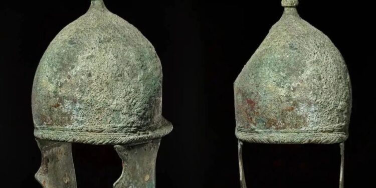 Relíquia perdida por séculos foi encontrada no fundo do mar Por que Mercúrio é o mais próximo? Vênus é frequentemente considerado o planeta "irmão" da Terra, uma ideia que é enganosa quando se leva em conta a dinâmica orbital. Vênus pode se afastar consideravelmente, enquanto Mercúrio, com sua órbita menor e mais rápida, mantém-se próximo à Terra durante longos períodos. Essa proximidade média ao longo do tempo coloca Mercúrio frequentemente em uma posição onde sua presença atua como uma "verdadeira constante" na órbita vizinha da Terra. Natureza multifacetada de Mercúrio Mercúrio é um planeta em constante transformação. Estudos recentes confirmam que o resfriamento do núcleo e manto do planeta resulta no encolhimento da crosta. Este fenômeno molda o terreno com falhas, escarpas e cristas. Com uma temperatura de até 430°C durante o dia e surpreendentes -180°C à noite, Mercúrio é um verdadeiro campo de testes para os cientistas que estudam sua geologia e comportamento térmico. Essas variações são consequência de uma atmosfera praticamente inexistente. Missões que desvendam mistérios Missões espaciais como a Mariner 10 e a MESSENGER revolucionaram nossa compreensão de Mercúrio. A Mariner 10 foi pioneira em fornecer imagens e dados sobre o planeta. Posteriormente, a MESSENGER, orbitando Mercúrio de 2011 a 2015, nos deu insights detalhados sobre sua composição e campo magnético. Estas missões foram cruciais para nosso entendimento de Mercúrio e continuam a inspirar futuras expedições. Mercúrio no contexto do Sistema Solar Dentro do Sistema Solar, Mercúrio faz parte do grupo de planetas rochosos. Junto com Vênus, Terra e Marte, eles são predominantemente compostos de metais e silicatos, em oposição aos gigantes gasosos mais distantes como Júpiter e Saturno. Esta característica singular entre os planetas interiores torna Mercúrio um foco de estudos constante para desvendar a evolução planetária. Compreender como Mercúrio interage com sua esfera mais ampla de influência oferece insights valiosos que desafiam percepções comuns sobre o cosmos. Conclusão