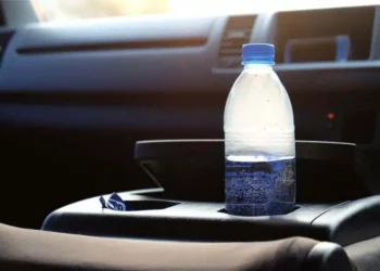 Por que você nunca deve beber de uma garrafa de água deixada no carro