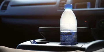 Por que você nunca deve beber de uma garrafa de água deixada no carro