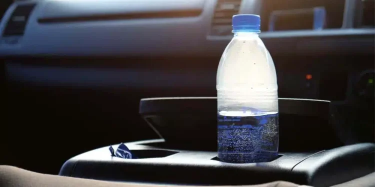 Por que você nunca deve beber de uma garrafa de água deixada no carro