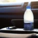 Por que você nunca deve beber de uma garrafa de água deixada no carro