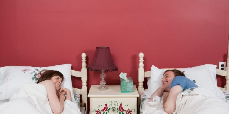 Casais estão adotando o ‘divórcio do sono’ para noites de descanso sem brigas