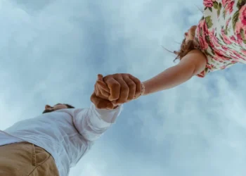 O zodíaco aponta: pessoas desse signo não consegue se desapegar do ex