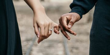 Novo estudo revela lado sombrio dos casais que se conheceram na internet
