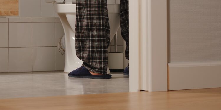 Acordar para ir ao banheiro está acabando com seu sono? Especialistas cravam qual a solução