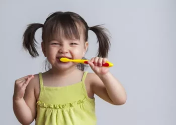 Não escove os dentes imediatamente após comer, é um erro: descubra o momento correto