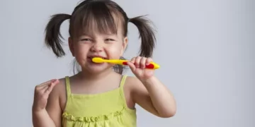Não escove os dentes imediatamente após comer, é um erro: descubra o momento correto