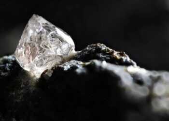 Cientistas finalmente criam "Novo Diamante", que promete ser 50% mais duro que os diamantes da Terra