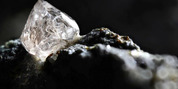 Cientistas finalmente criam "Novo Diamante", que promete ser 50% mais duro que os diamantes da Terra
