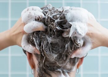 Misturar açúcar com shampoo: por que é recomendado e quais benefícios traz?