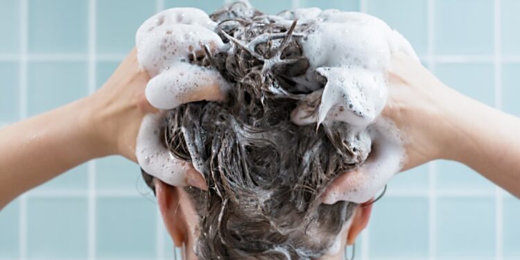 Misturar açúcar com shampoo: por que é recomendado e quais benefícios traz?