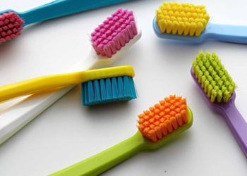 Desculpe, mas você provavelmente está usando sua escova de dentes errado: veja como fazer certo