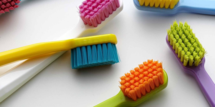 Desculpe, mas você provavelmente está usando sua escova de dentes errado: veja como fazer certo