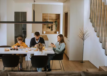 Celulares: por que nunca se deve usá-los durante este momento do dia, segundo Bill Gates