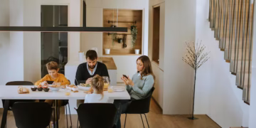 Celulares: por que nunca se deve usá-los durante este momento do dia, segundo Bill Gates
