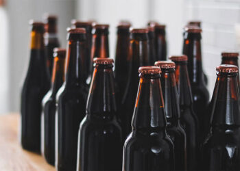 Choque científico: estudo revela que vidro libera até 50 vezes mais microplásticos que plástico