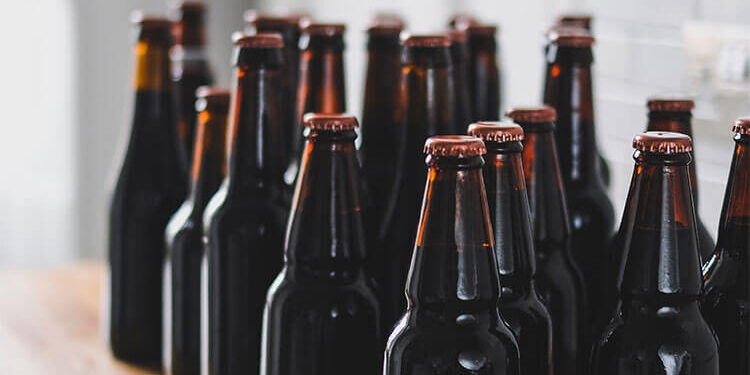 Choque científico: estudo revela que vidro libera até 50 vezes mais microplásticos que plástico