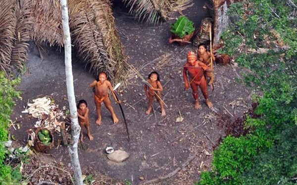 Imagens raras capturadas por drone revelam humanos isolados, cortados do mundo moderno