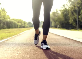 Caminhar este número de passos por dia traz enormes benefícios para pessoas que ficam sentadas o dia todo