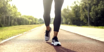Caminhar este número de passos por dia traz enormes benefícios para pessoas que ficam sentadas o dia todo