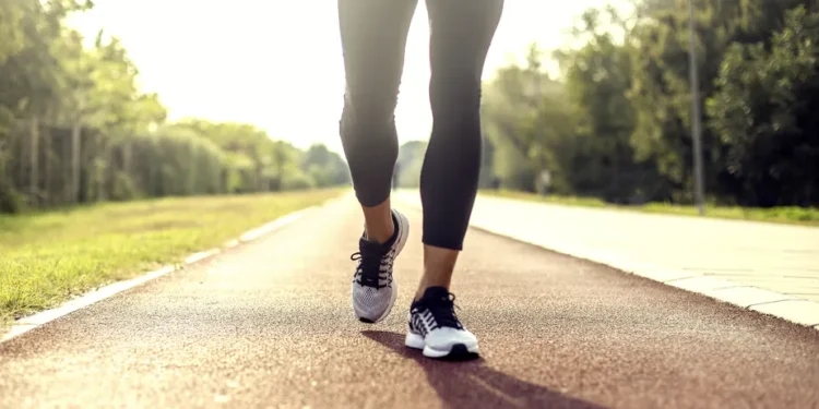 Caminhar este número de passos por dia traz enormes benefícios para pessoas que ficam sentadas o dia todo