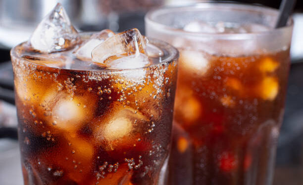 A bebida popular no Brasil, que faz mal para seus ossos, segundo médicos