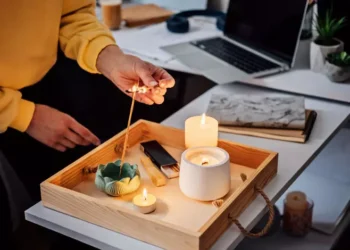 Como identificar as más energias na sua casa e quais são os rituais para afastá-las