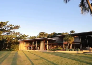 A mansão mais cara do Brasil é de um ator famoso, e está a venda!