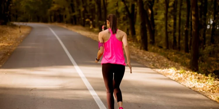 Você anda balançando os braços? Cientistas explicam o que isso significa de verdade